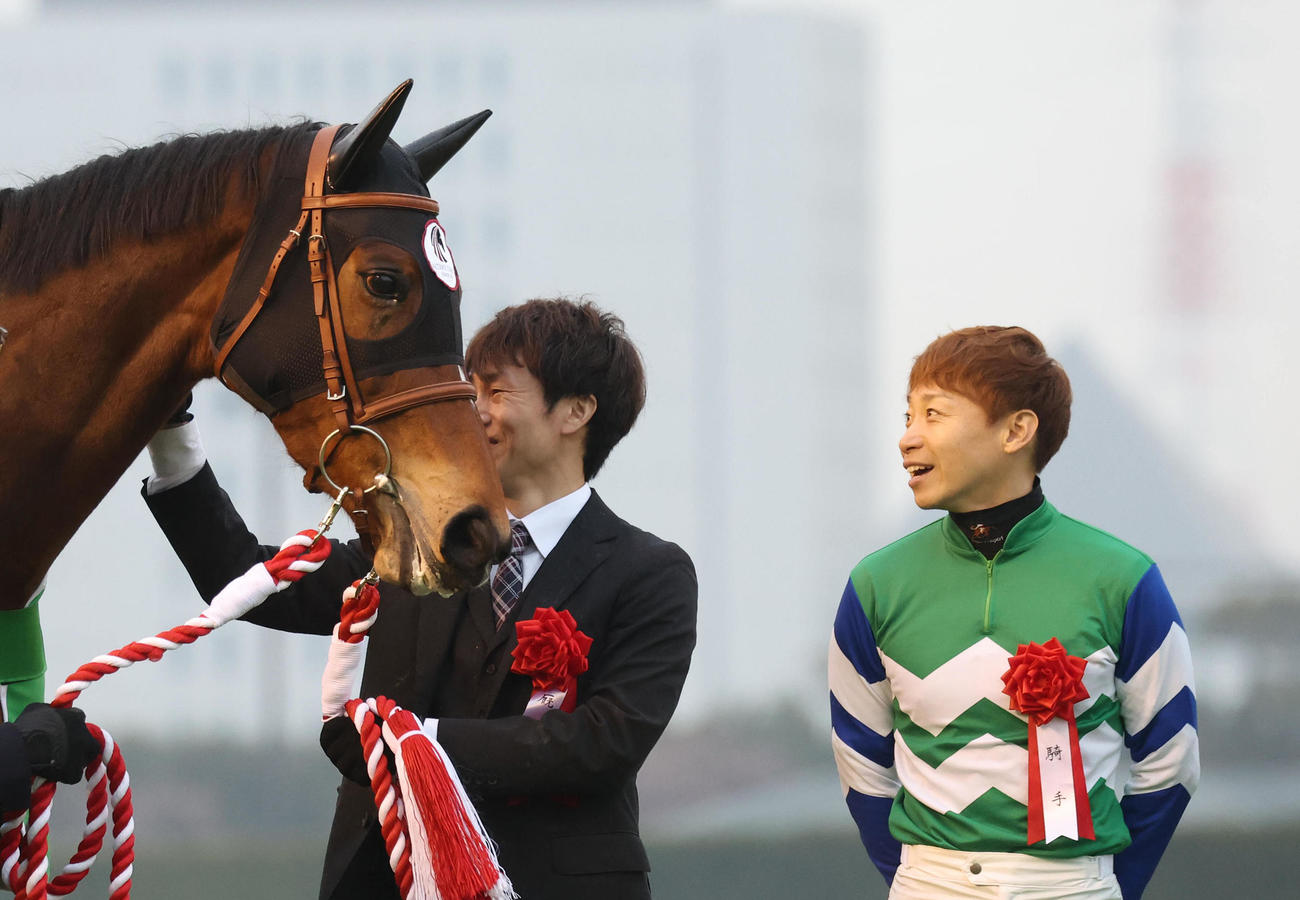 引退式でメイケイエールを笑顔で見つめる池添騎手（撮影・白石智彦）