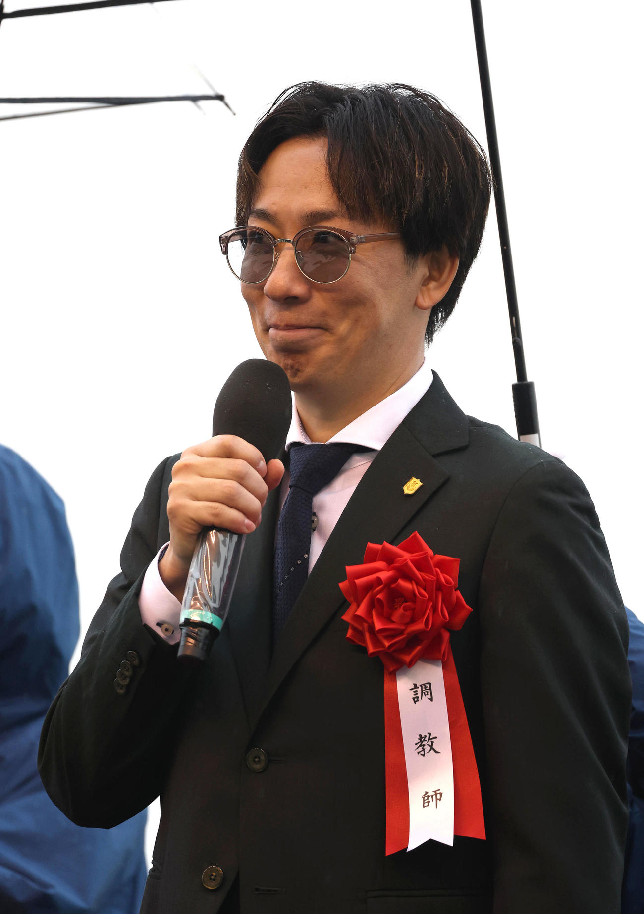 メイケイエールの引退式で思い出を語る武英師（撮影・白石智彦）