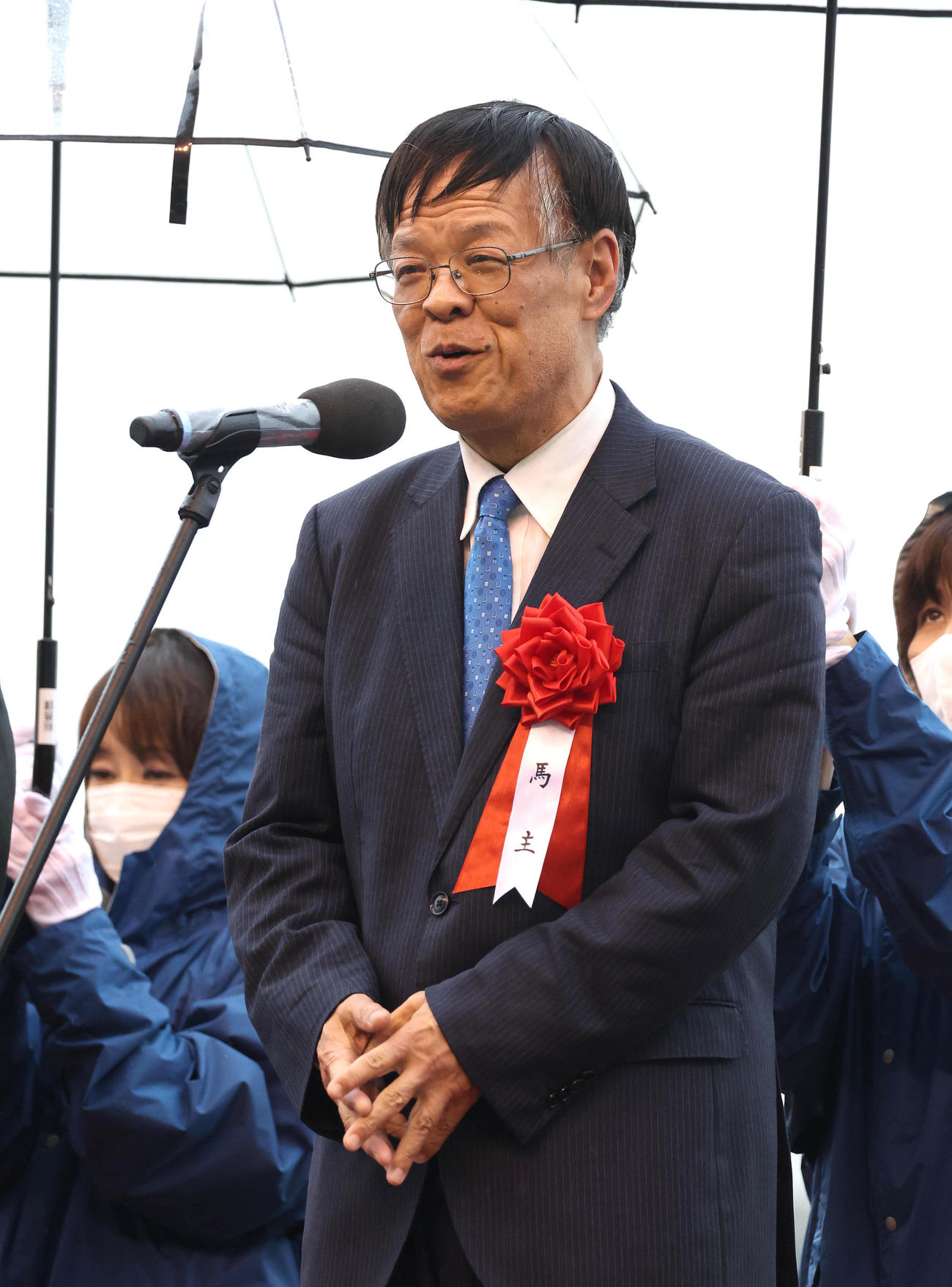 メイケイエールの引退式であいさつする馬主の加藤慎也氏（撮影・白石智彦）