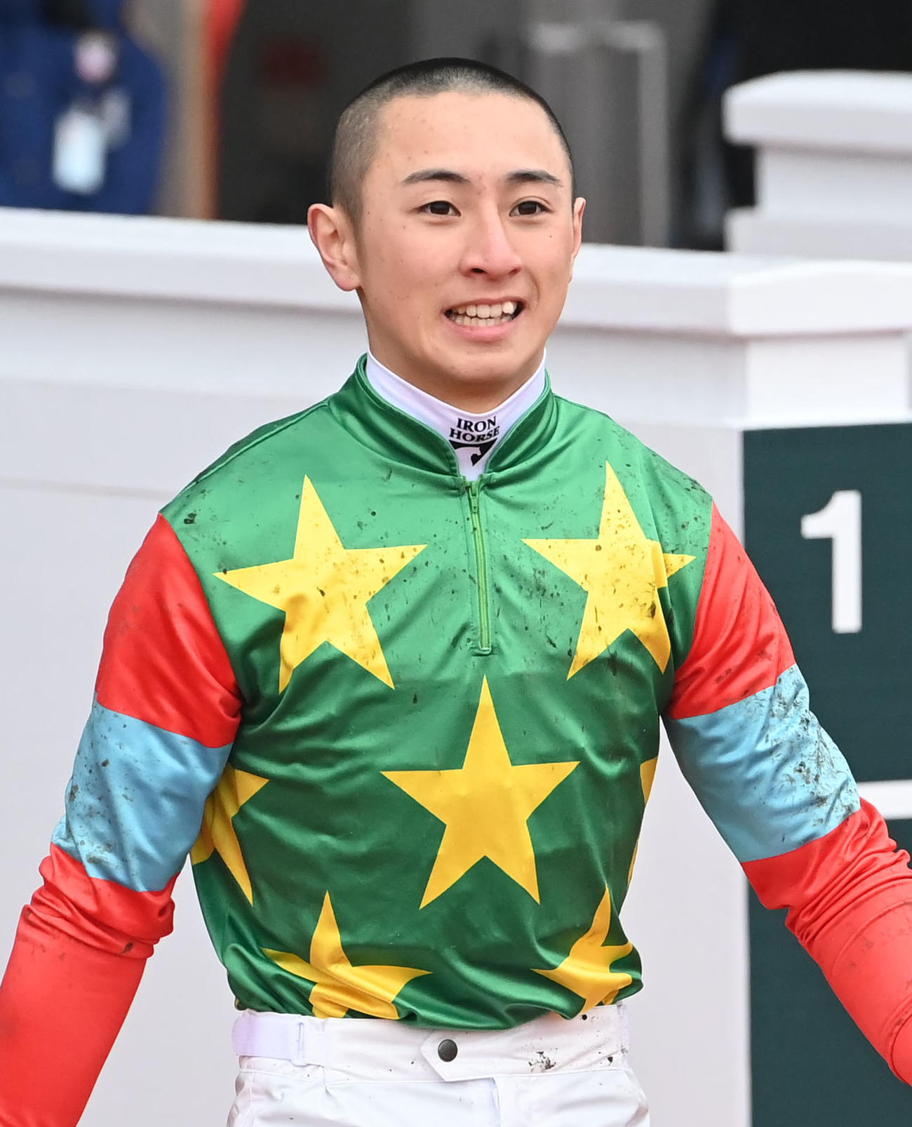 JRA初勝利を挙げ笑顔の吉村騎手（撮影・石井愛子）