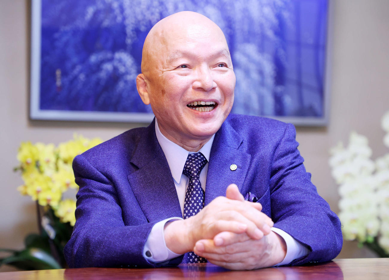 記者の質問に笑顔で答える了徳寺健二オーナー（2024年3月13日撮影）