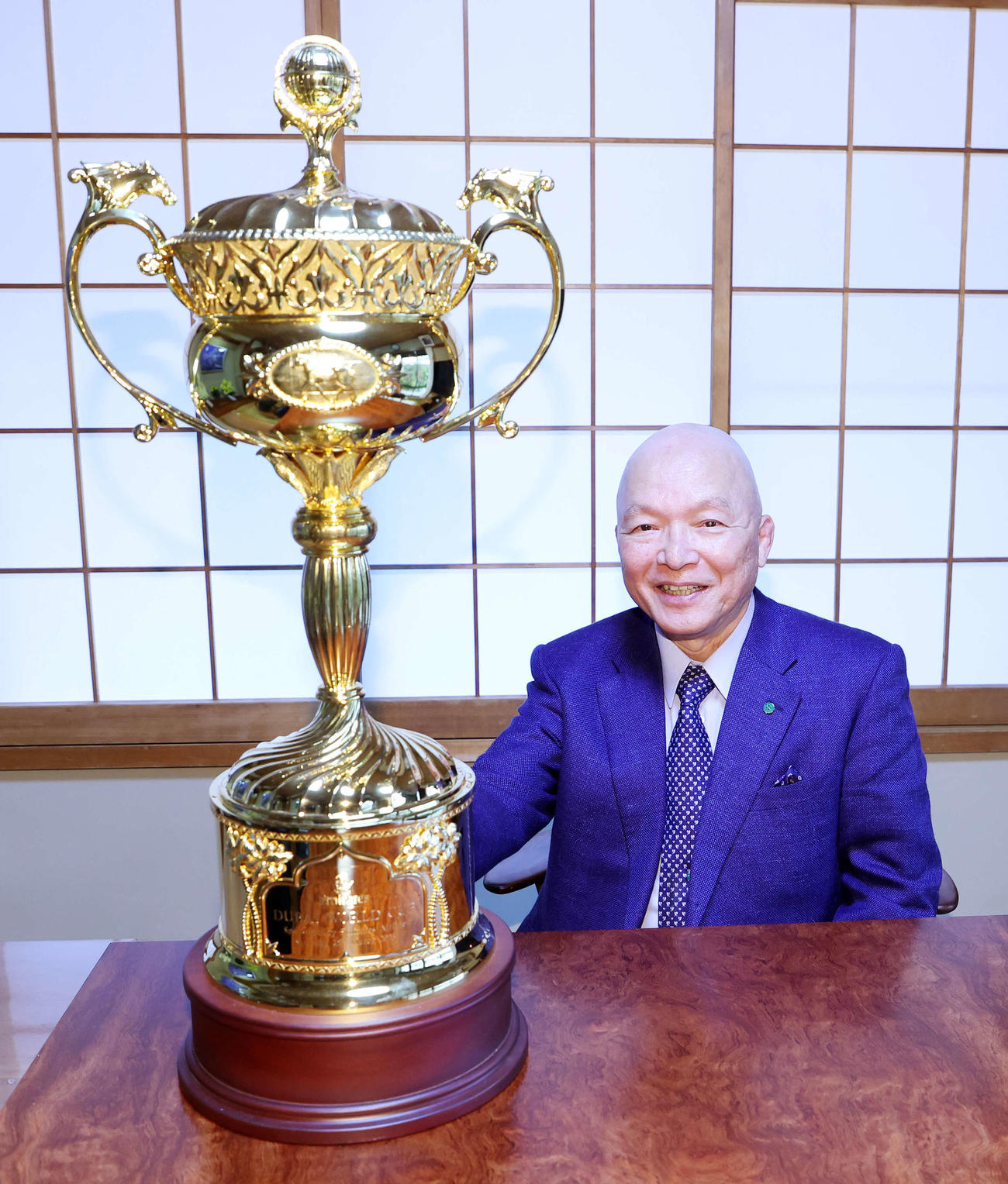 了徳寺健二オーナーとドバイワールドCのトロフィー（2024年3月13日撮影）
