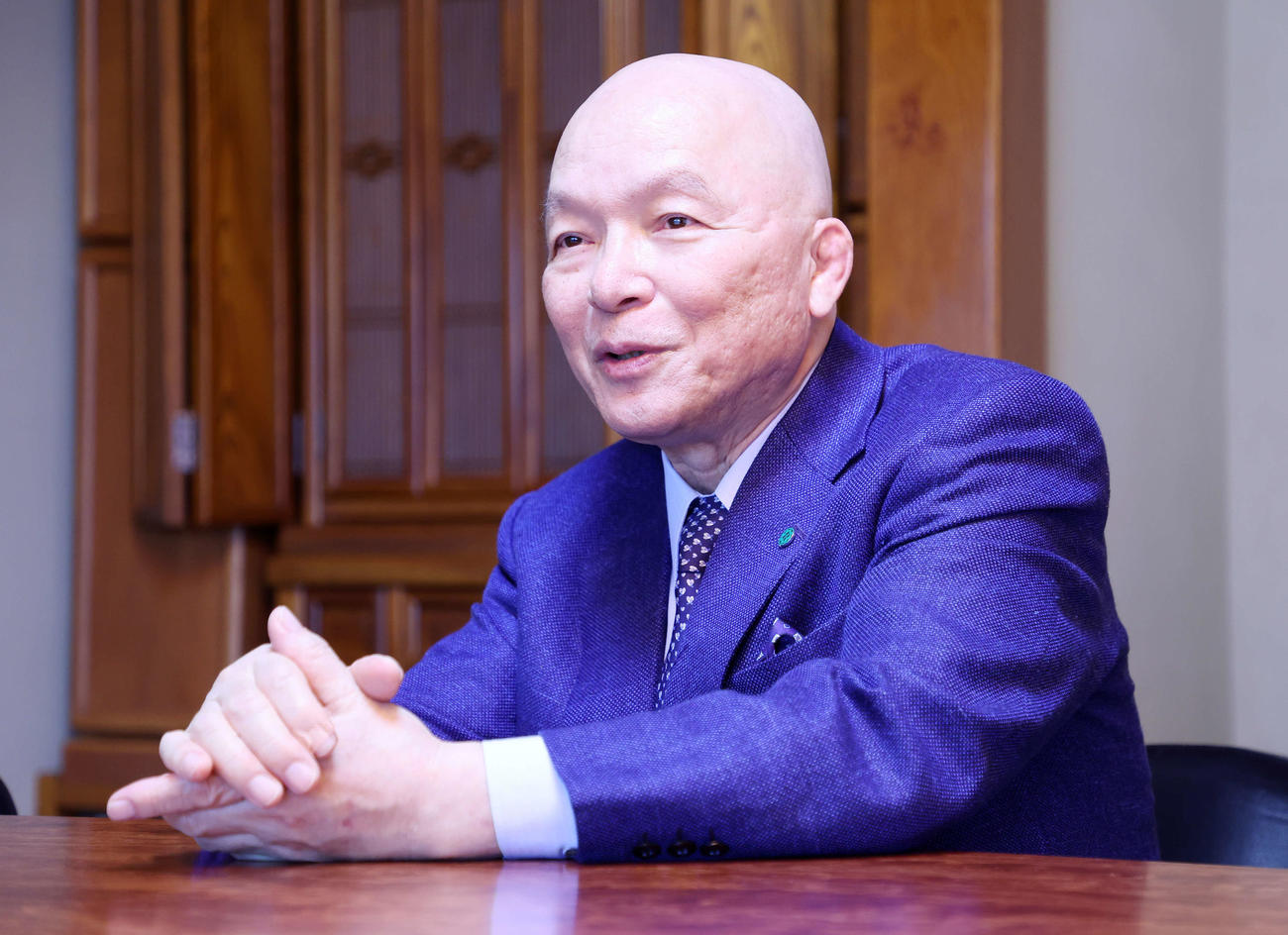 記者の質問に答える了徳寺健二オーナー（2024年3月13日撮影）