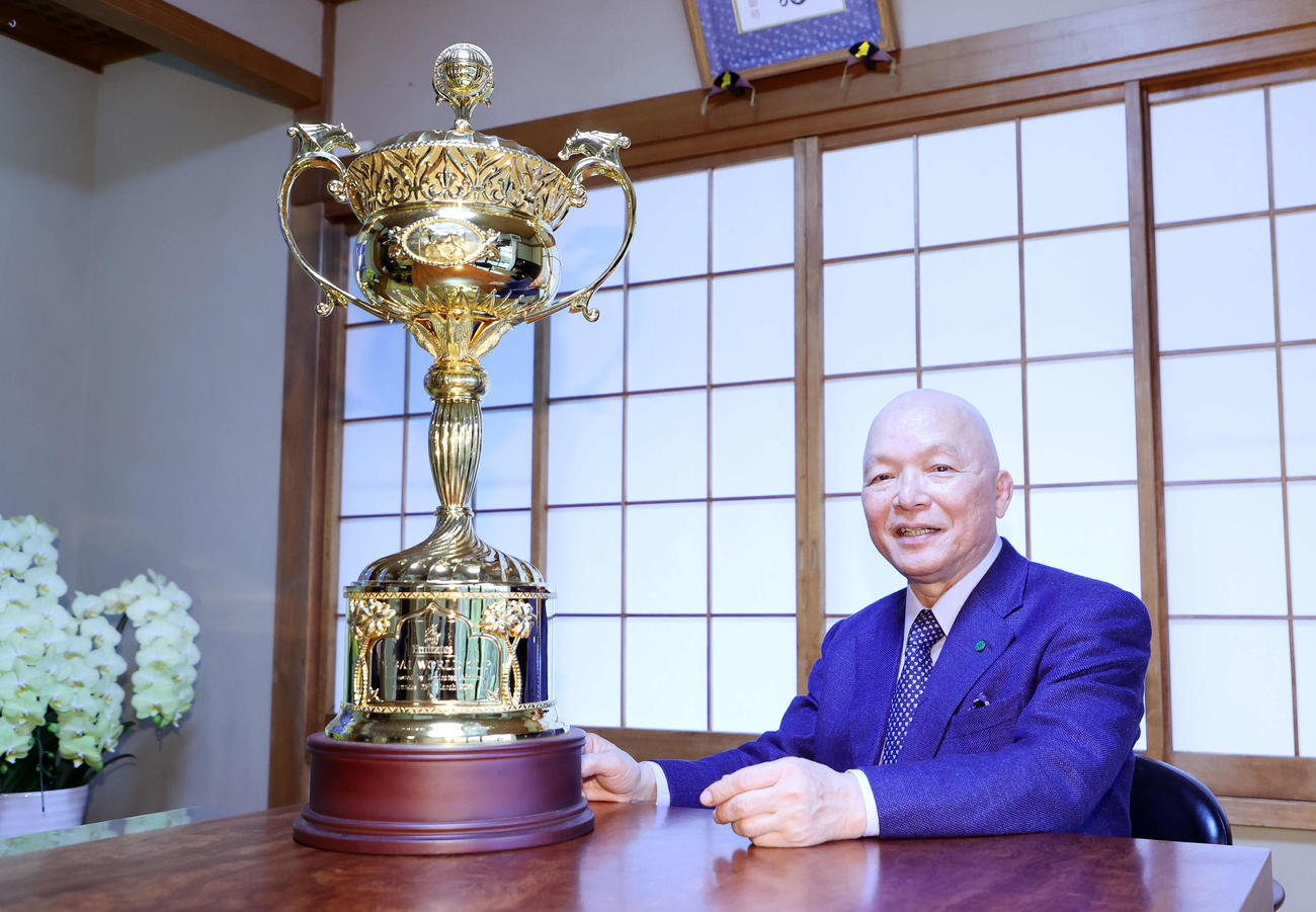 了徳寺健二オーナーとドバイワールドCのトロフィー（2024年3月13日撮影）