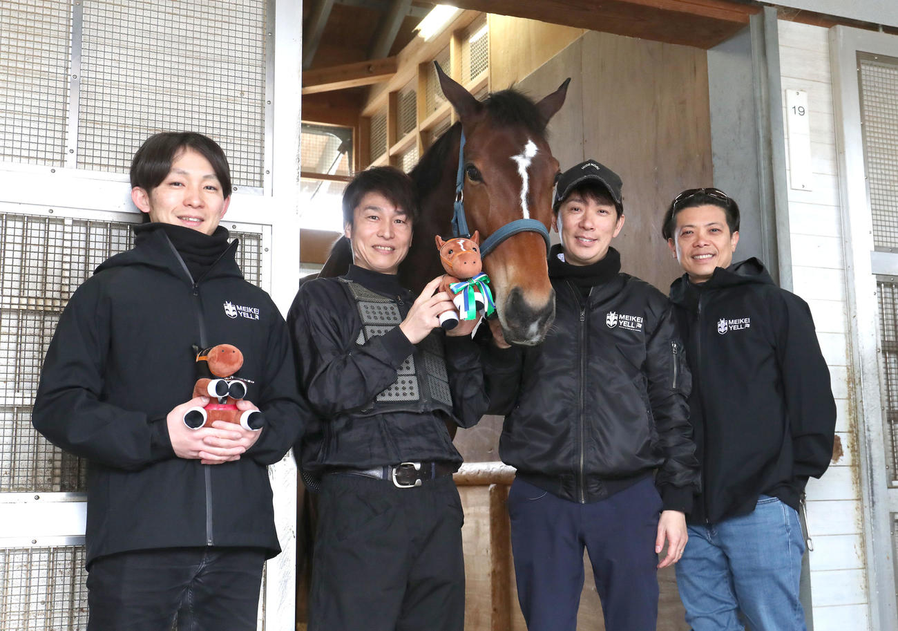 メイケイエールと記念写真に納まる左から、日比野助手、吉田厩務員、武英師、荻野助手（撮影・白石智彦）