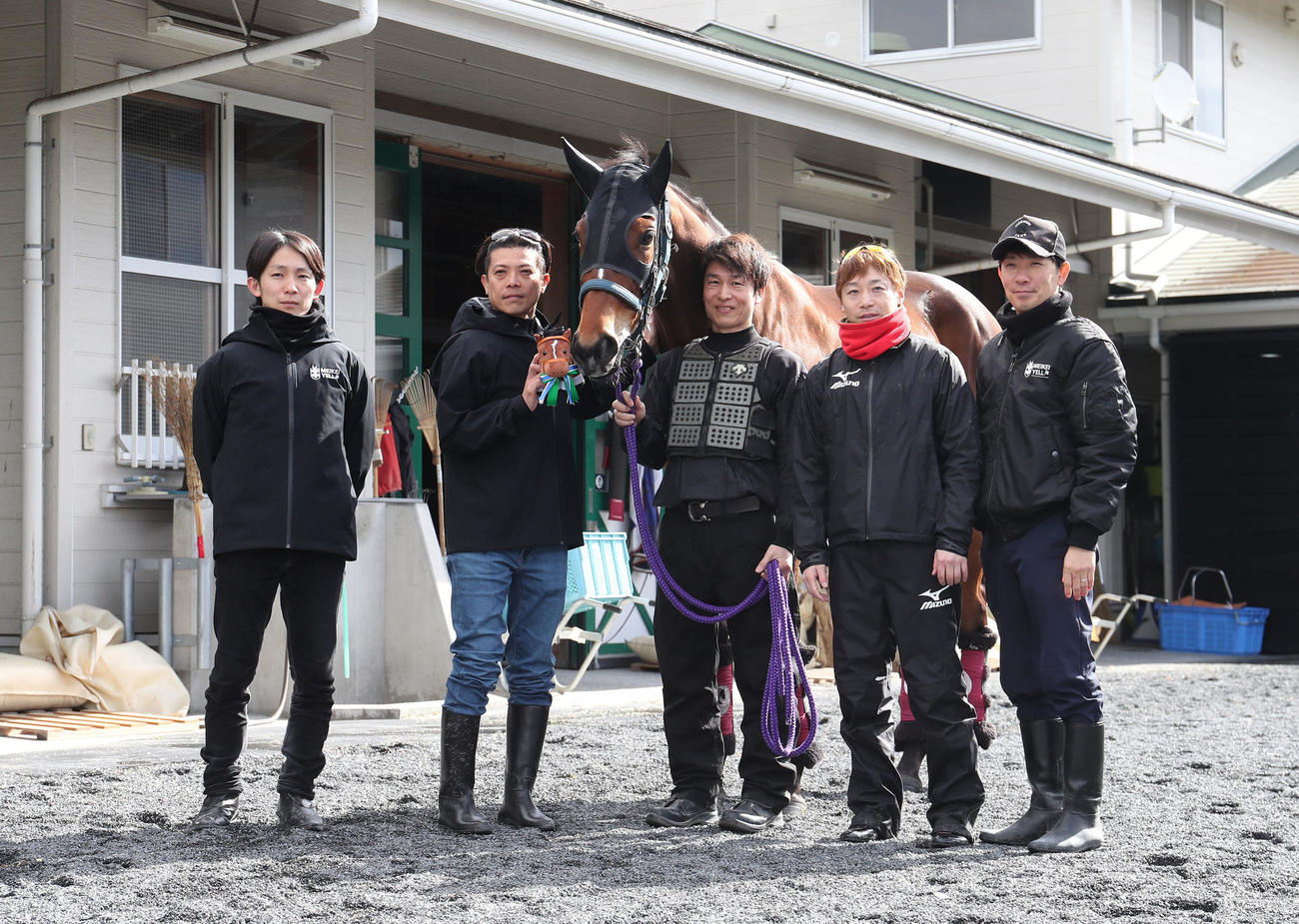 メイケイエールと記念写真に納まる左から、日比野助手、荻野助手、吉田厩務員、池添騎手、武英師（撮影・白石智彦）
