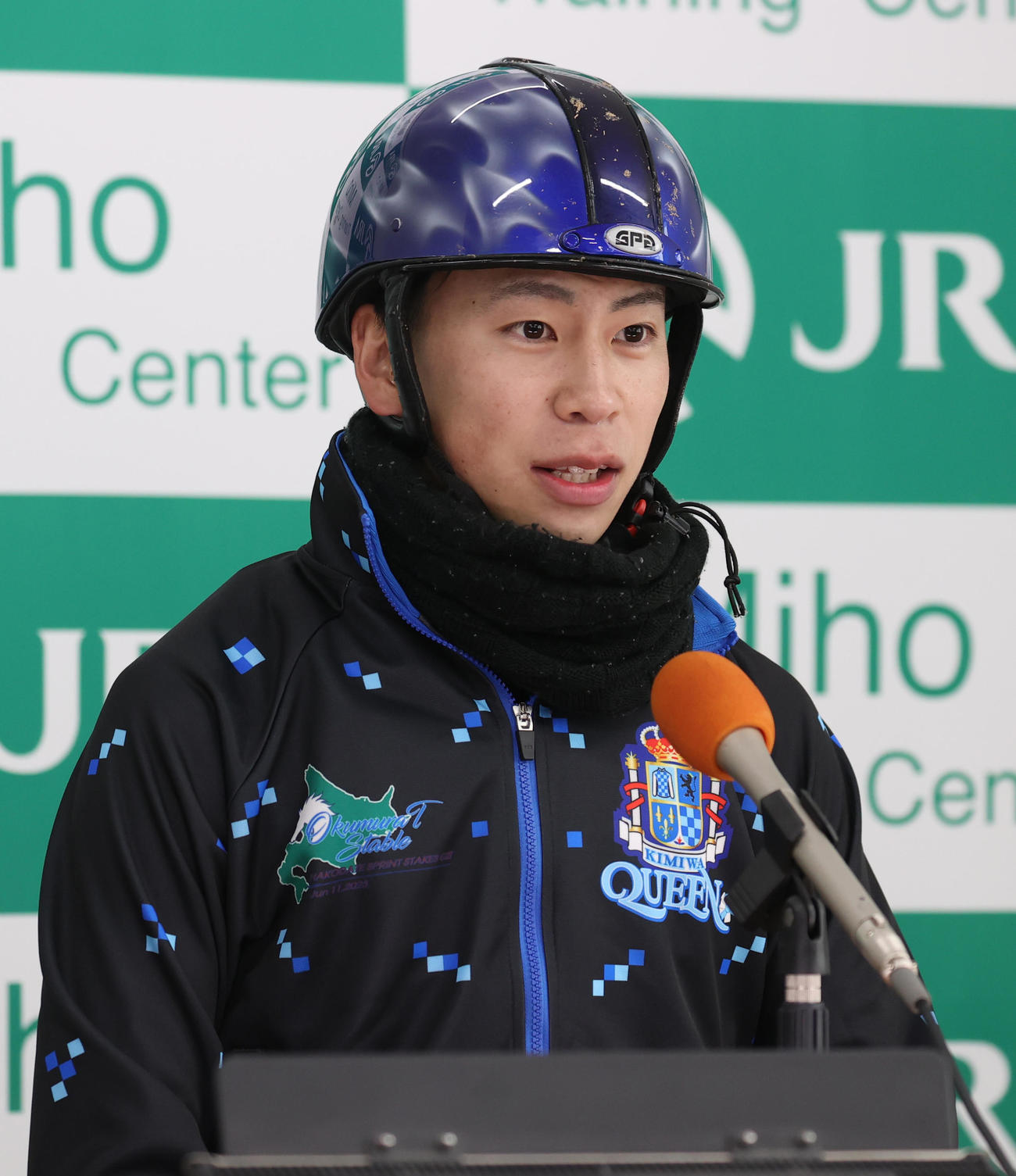 会見するソールオリエンスの横山武騎手（撮影・柴田隆二）