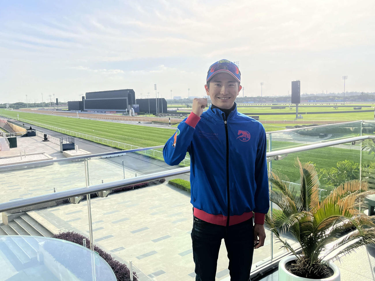 ドバイワールドCにウィルソンテソーロとともに海外初挑戦の原騎手はメイダン競馬場でガッツポーズを見せる（撮影・桑原幹久）
