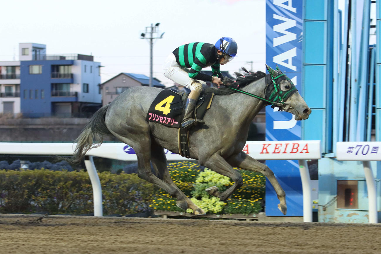 直線で抜け出し桜花賞を制したプリンセスアリーと森泰斗騎手