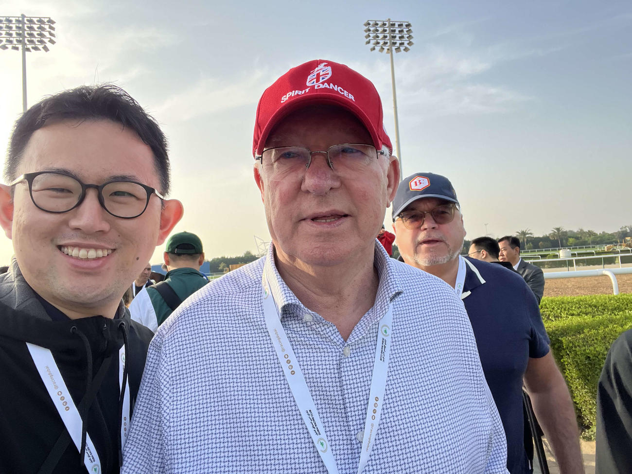 ドバイシーマCに出走する所有馬の動きを視察した元マンU監督のファーガソン氏（右）と桑原記者（左）