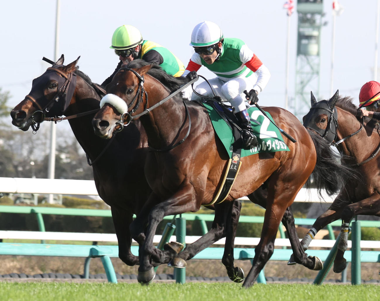 ダービー卿CTを制したパラレルヴィジョン（右）（撮影・柴田隆二）