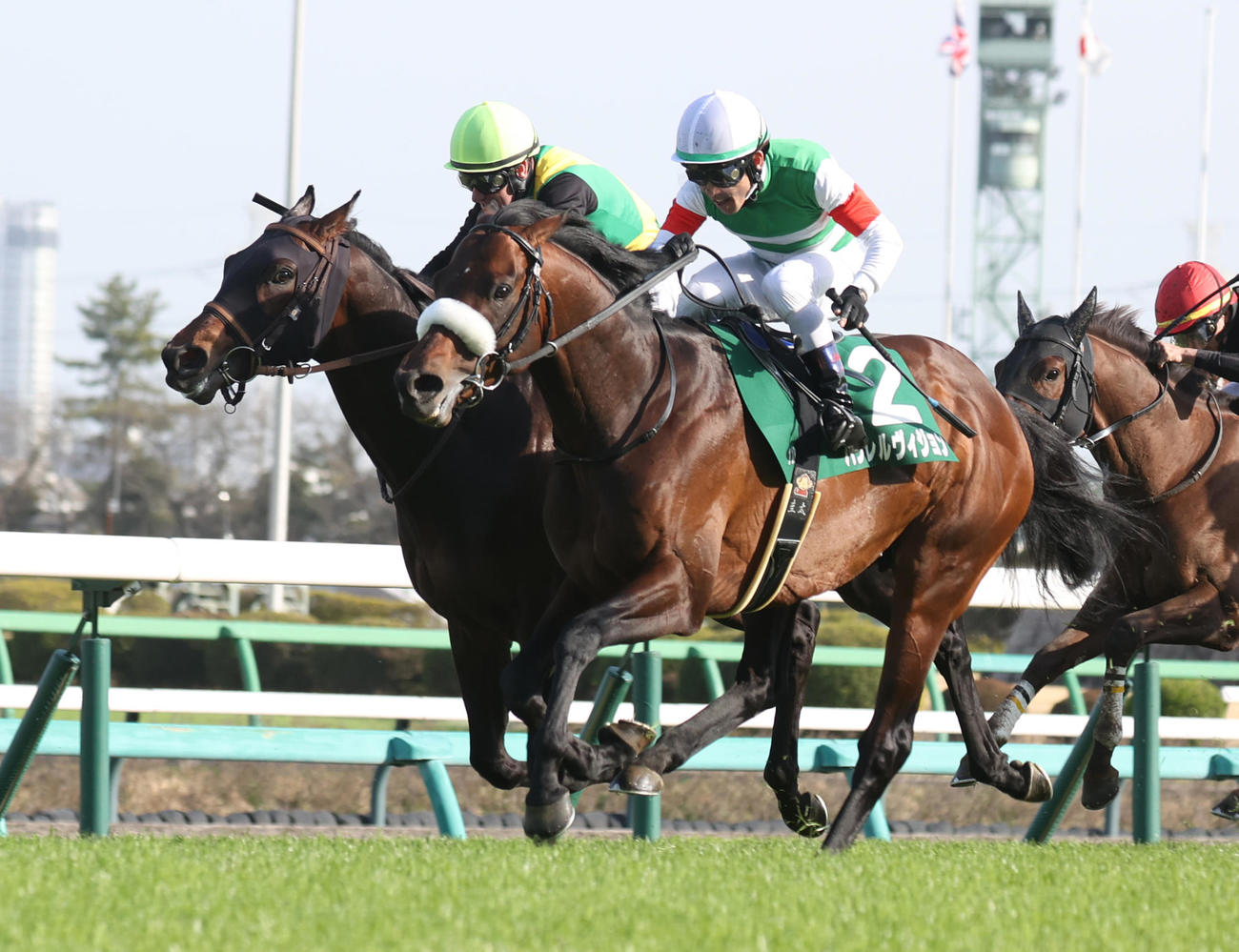 ダービー卿CTを制したパラレルヴィジョン（右）、2着エエヤン（撮影・柴田隆二）