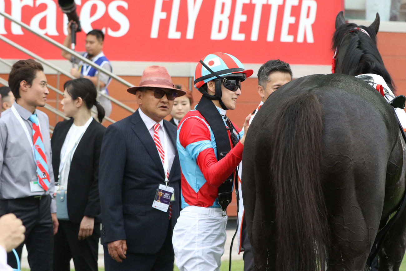 ドバイゴールドCに出走したリビアングラスと坂井騎手（右）と矢作師（左）（撮影・桑原幹久）