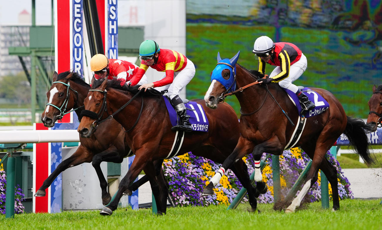 中央から抜けだしG1大阪杯を制したベラジオオペラ（撮影・清水貴仁）