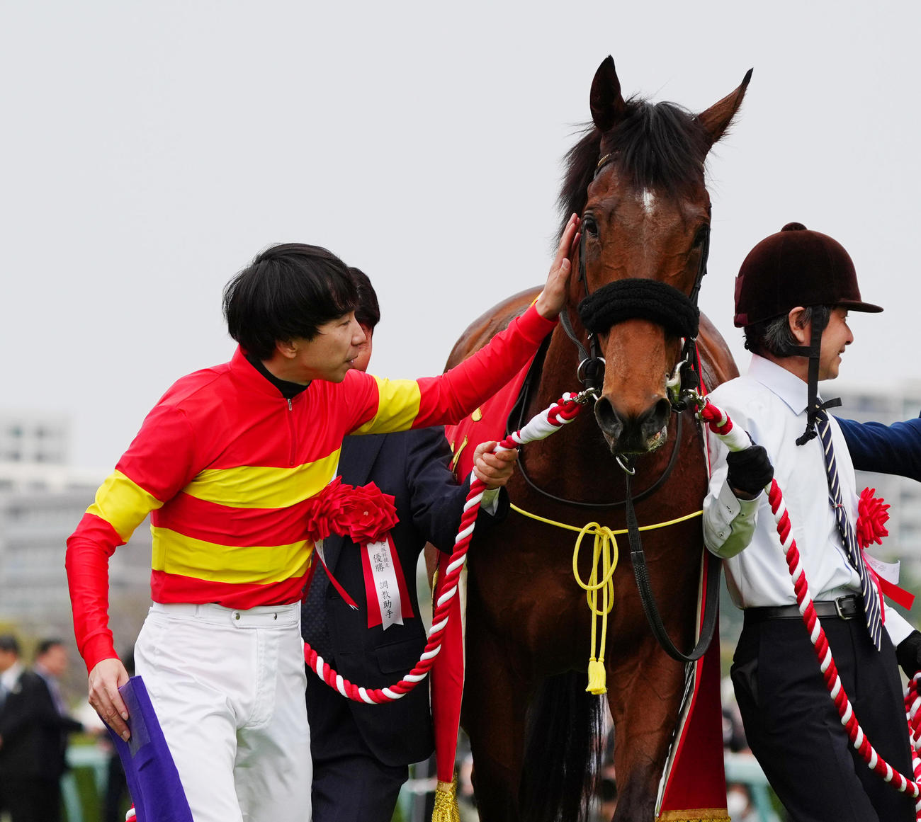 G1大阪杯を制したベラジオオペラをねぎらう横山和生騎手（撮影・清水貴仁）