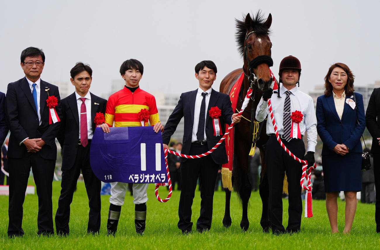 G1大阪杯を制したベラジオオペラと口取りを行う横山和騎手（左から3人目）（撮影・清水貴仁）