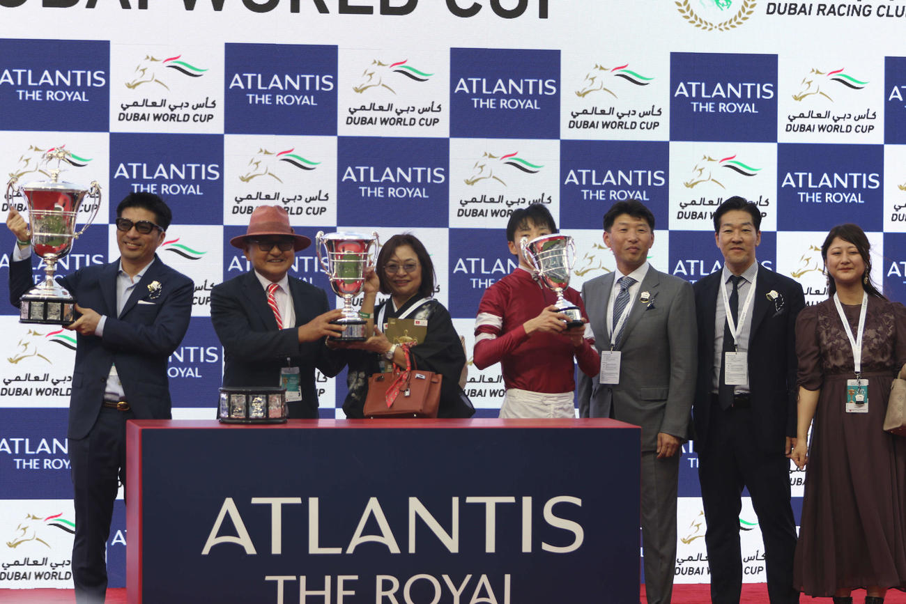 UAEダービーを勝利したフォーエバーヤング陣営。左端は藤田オーナー（撮影・桑原幹久）