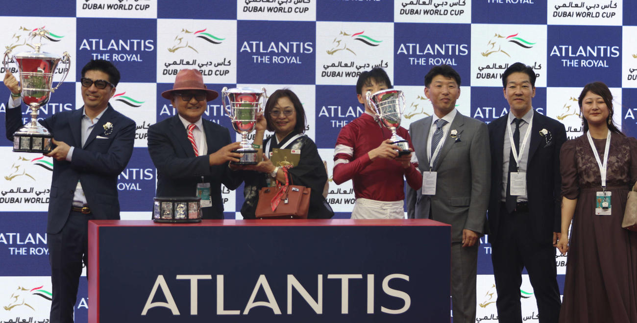 UAEダービーを勝利したフォーエバーヤング陣営は表彰台に立った。左端は藤田オーナー（撮影・桑原幹久）