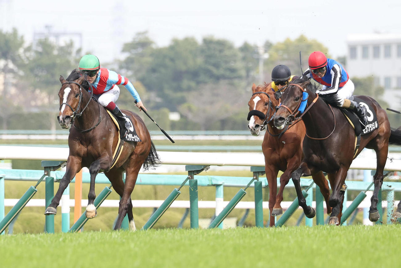 直線抜け出してアザレア賞を快勝したインザモーメント（左）（撮影・白石智彦）
