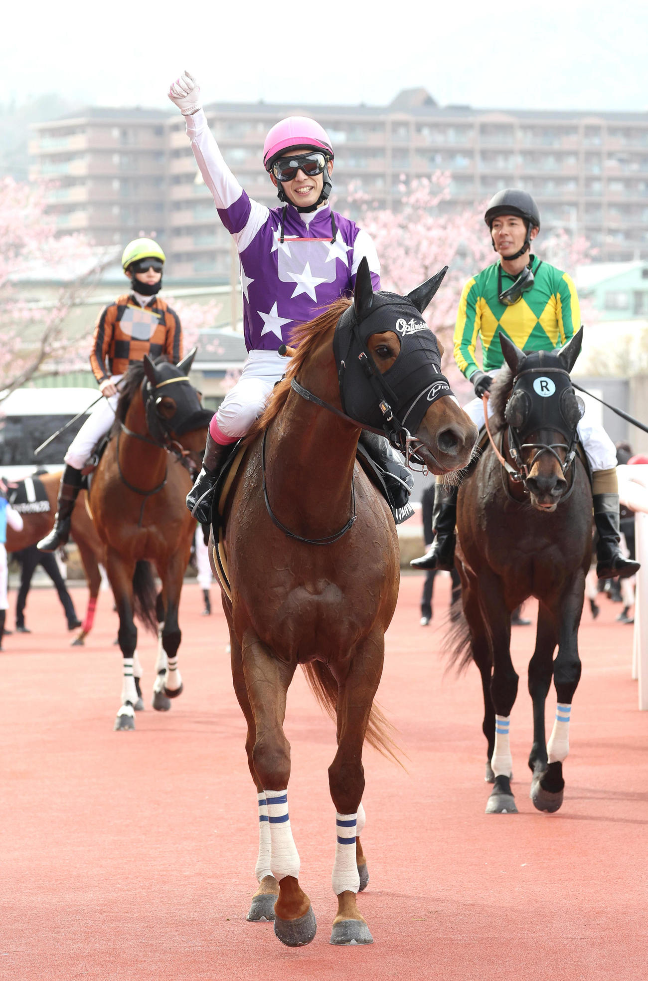 サンライズフレイムでポラリスSを制してガッツポーズで引き揚げる藤岡康騎手（撮影・白石智彦）