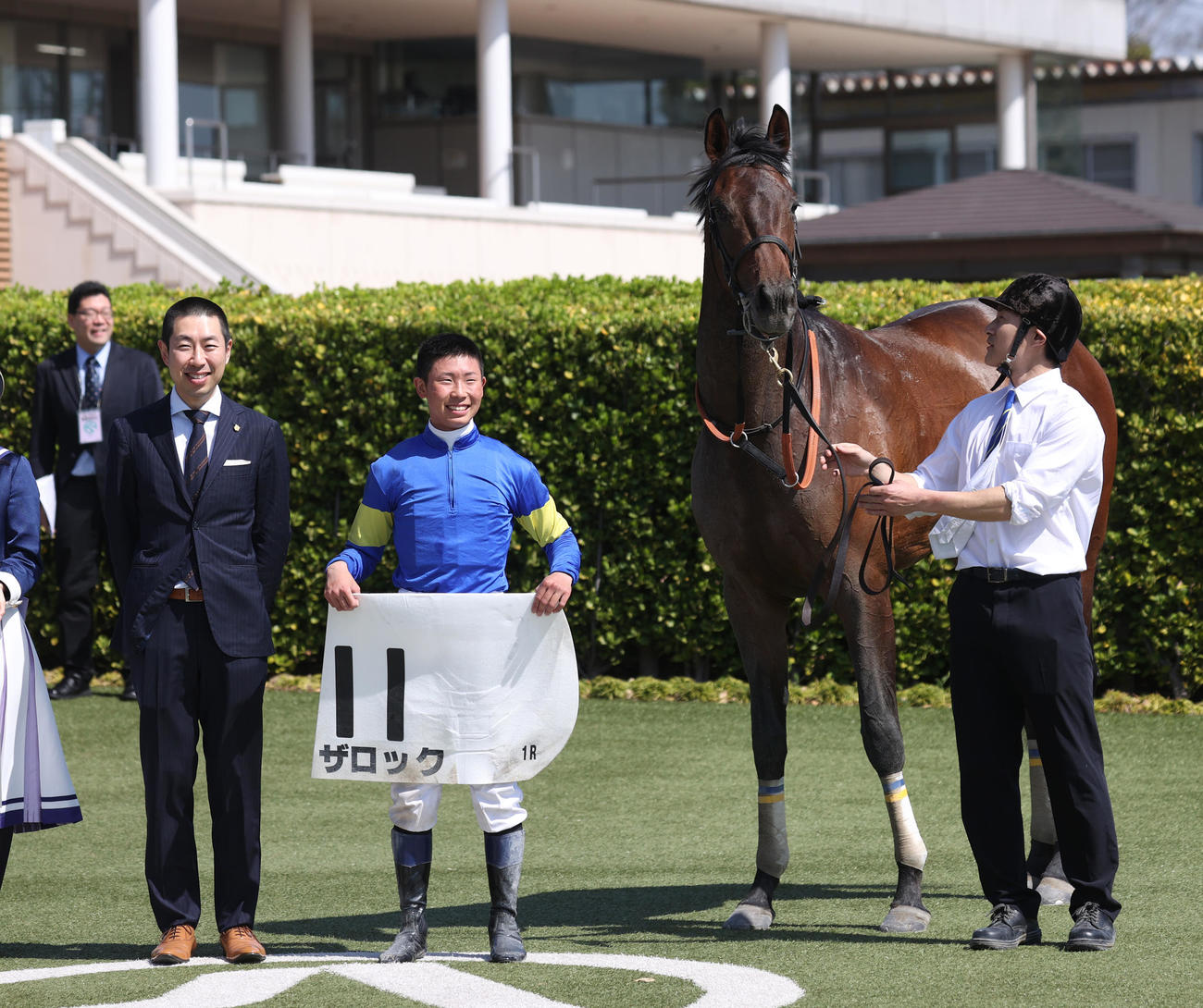 初勝利したザロックの石神深道騎手（中央）、左は武井亮調教師（撮影・柴田隆二）