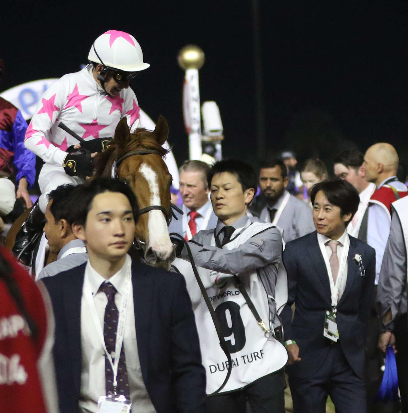 マテンロウスカイでドバイターフを15着で終え、言葉を交わす横山典騎手（左端）と松永幹師（右端）