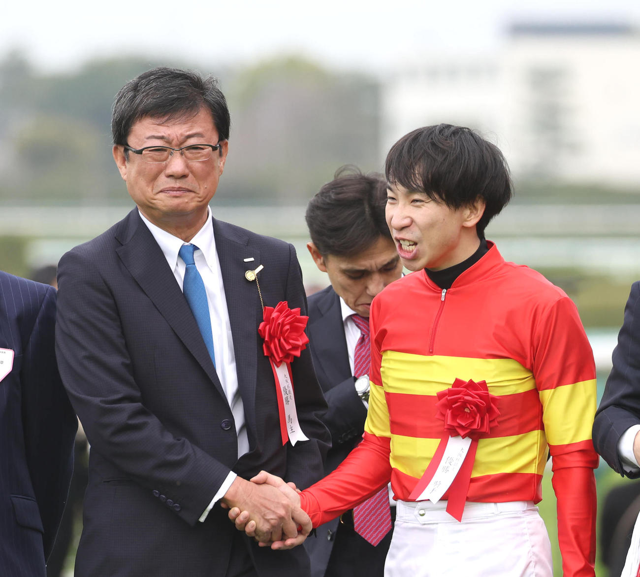 握手する林田オーナー（左）と横山和騎手（撮影・白石智彦）