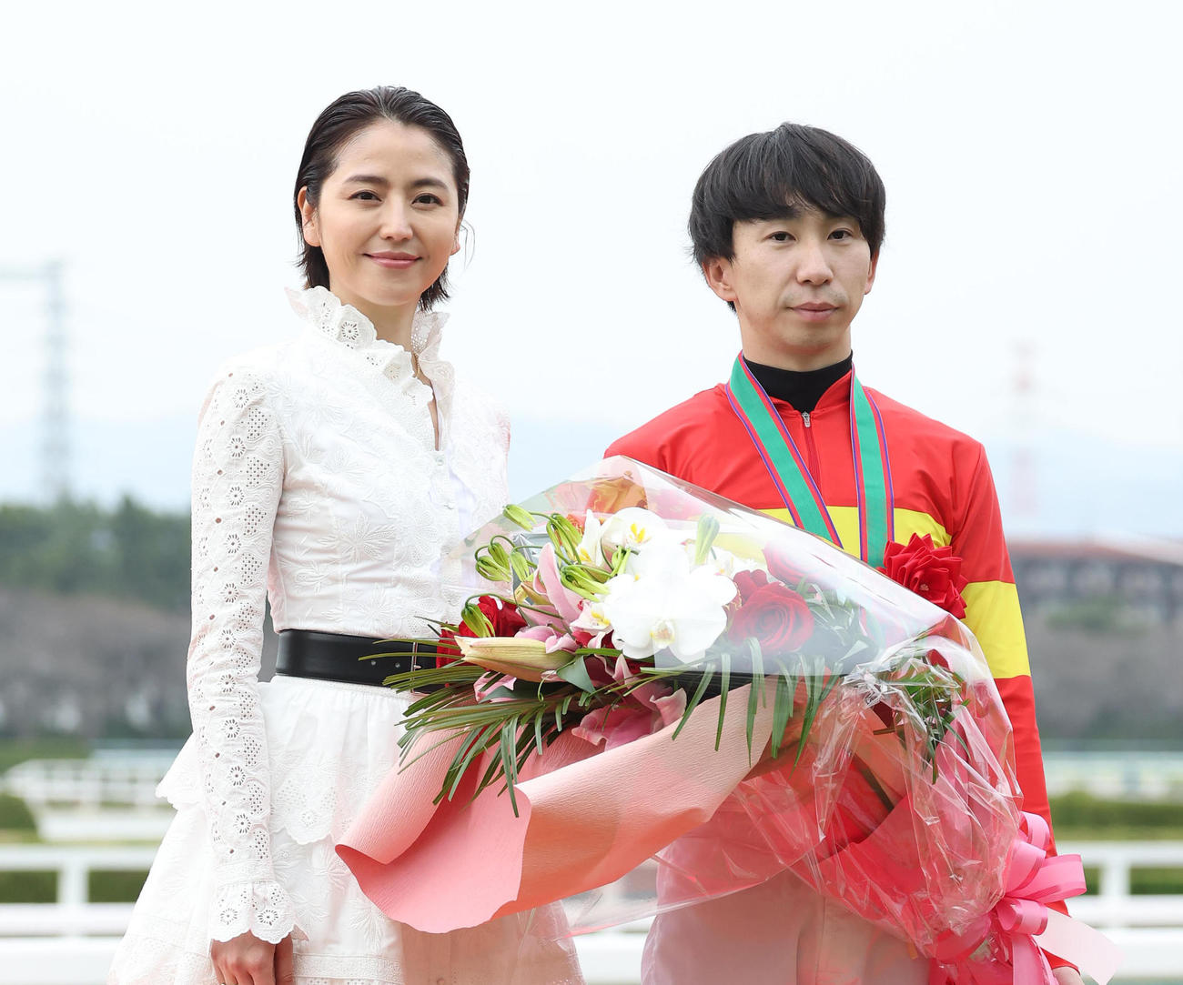 記念写真に納まるプレゼンターの長澤まさみ（左）と横山和騎手（撮影・白石智彦）