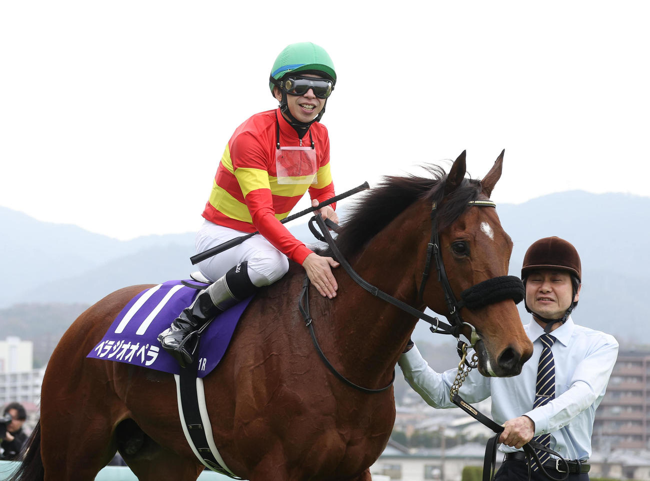 大阪杯を制したベラジオオペラをねぎらう横山和騎手（撮影・白石智彦）