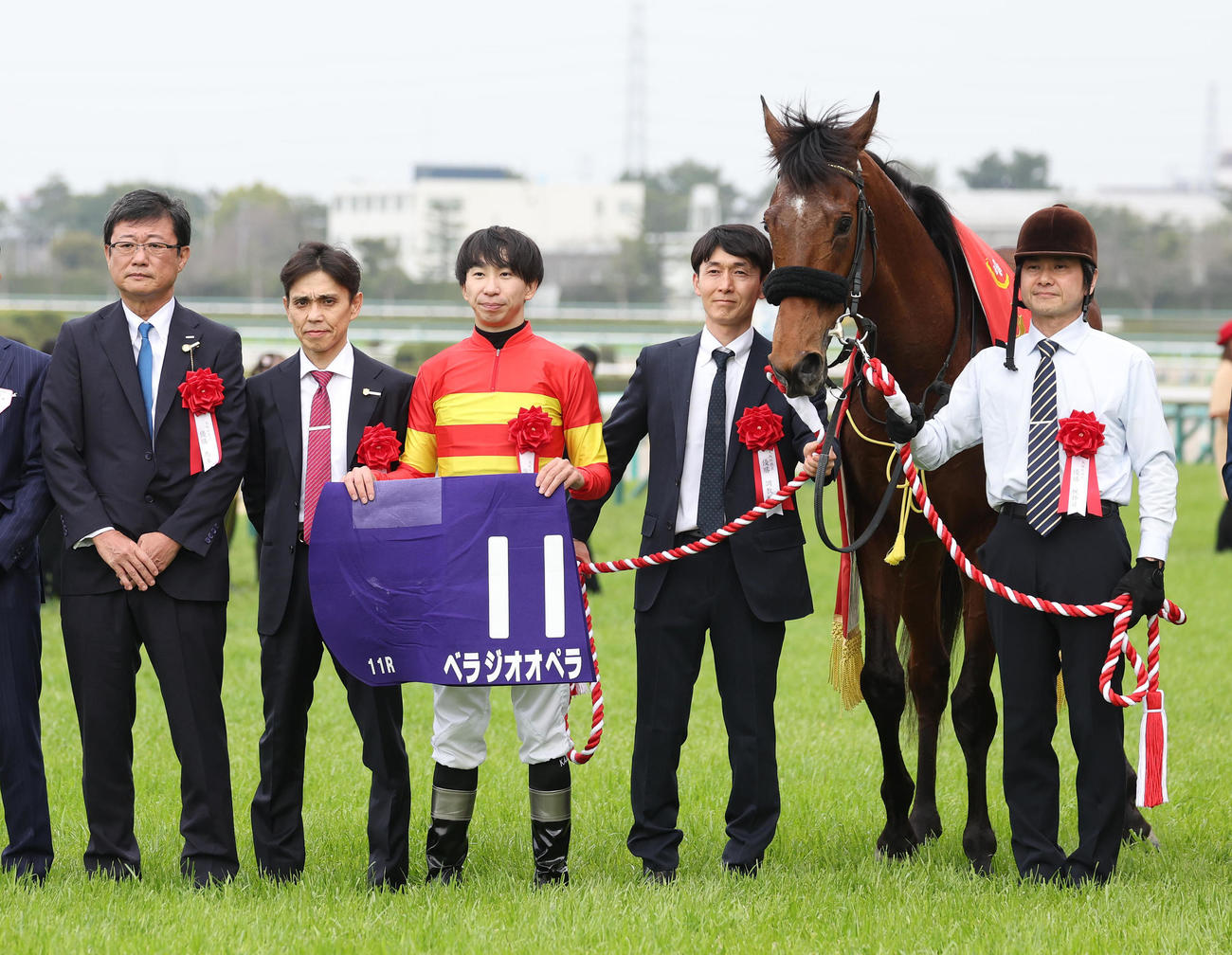 ベラジオオペラで大阪杯を制して口取りに並ぶ左から、林田オーナー、上村師、横山和騎手（撮影・白石智彦）