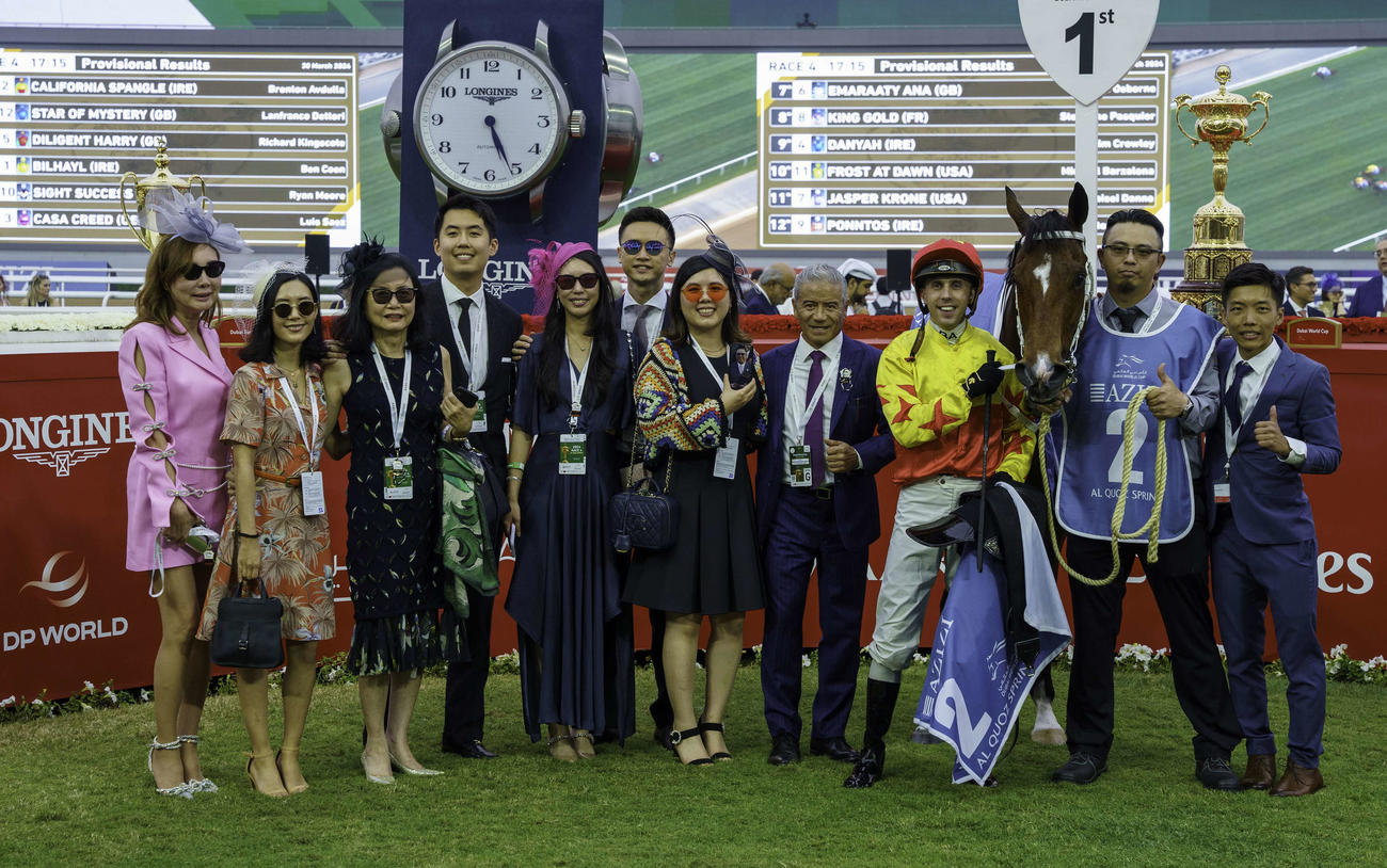アルクオーツスプリントを制したカリフォルニアスパングル。右から4人目がクルーズ師（C）Dubai Racing Club