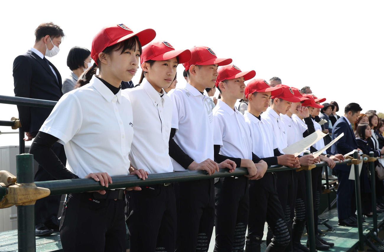 JRA競馬学校入学式で競馬学校42期生の騎乗を見つめる騎手課程43期生たち（撮影・柴田隆二）