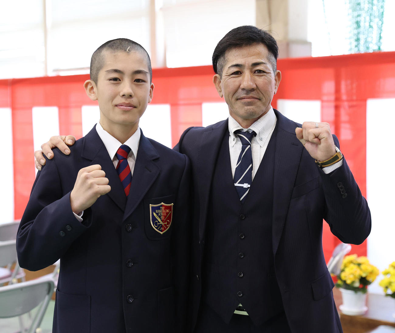 JRA競馬学校入学式で竹島英騎（左）は父の学さんと記念撮影にする（撮影・柴田隆二）