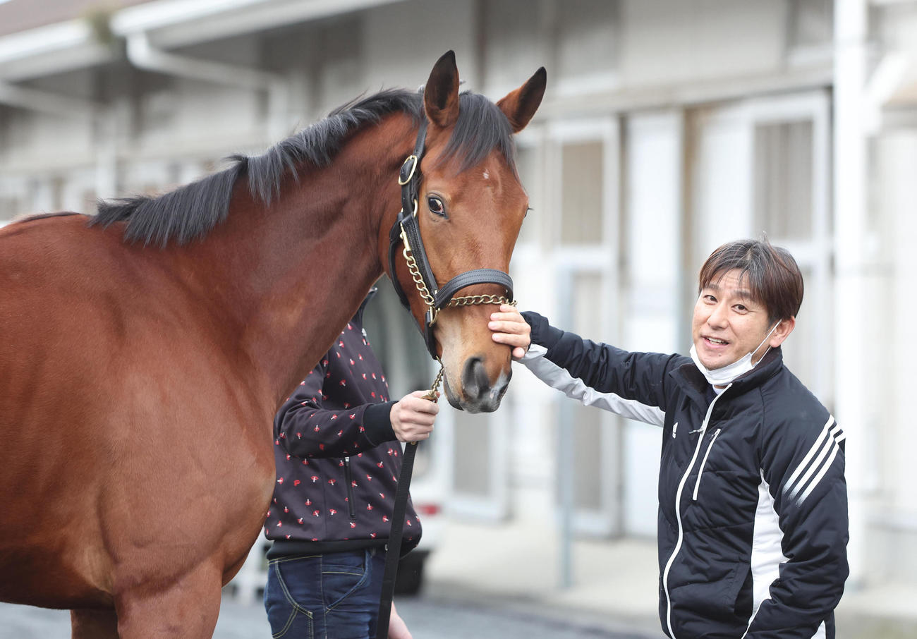 セキトバイーストをなでる四位師（24年2月撮影）