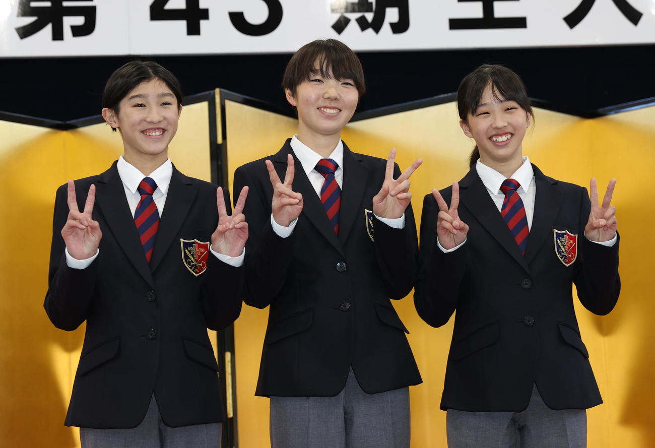 JRA競馬学校入学式でVサインする。左から萱野花音さん、田中美海さん、山田仁菜さん（撮影・柴田隆二）
