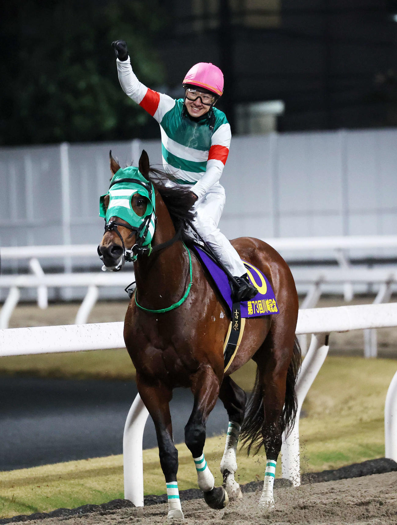 川崎記念を制したライトウォーリアとガッツポーズする吉原寛人騎手（撮影・鈴木正人）