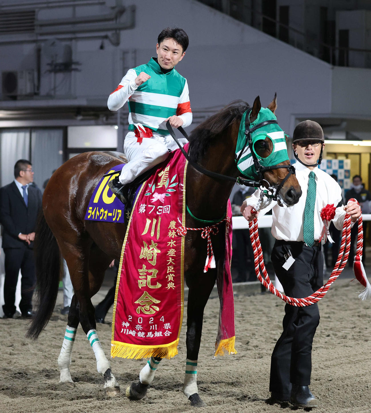 川崎記念を制したライトウォーリアとガッツポーズする吉原寛人騎手（撮影・鈴木正人）