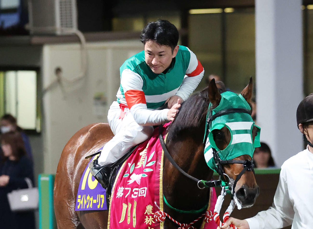 川崎記念を制したライトウォーリアを労う吉原寛人騎手（撮影・鈴木正人）