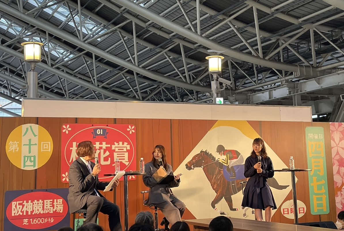 大阪駅でトークショーを行った永島まなみ騎手（右）。中央は芥田愛菜美、左は長谷川雄啓