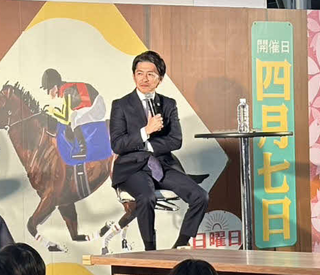JR大阪駅・時空の広場でJRAのイベント「回想ステーション」に出演した福永祐一調教師