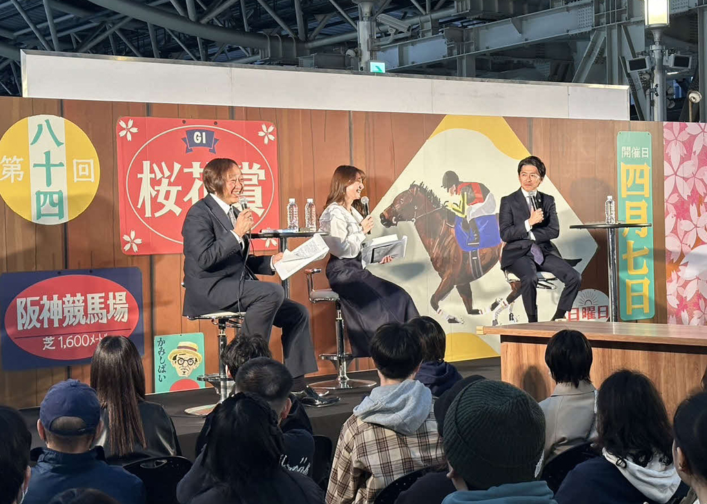 JR大阪駅・時空の広場でJRAのイベント「回想ステーション」に出演した福永祐一調教師（右）