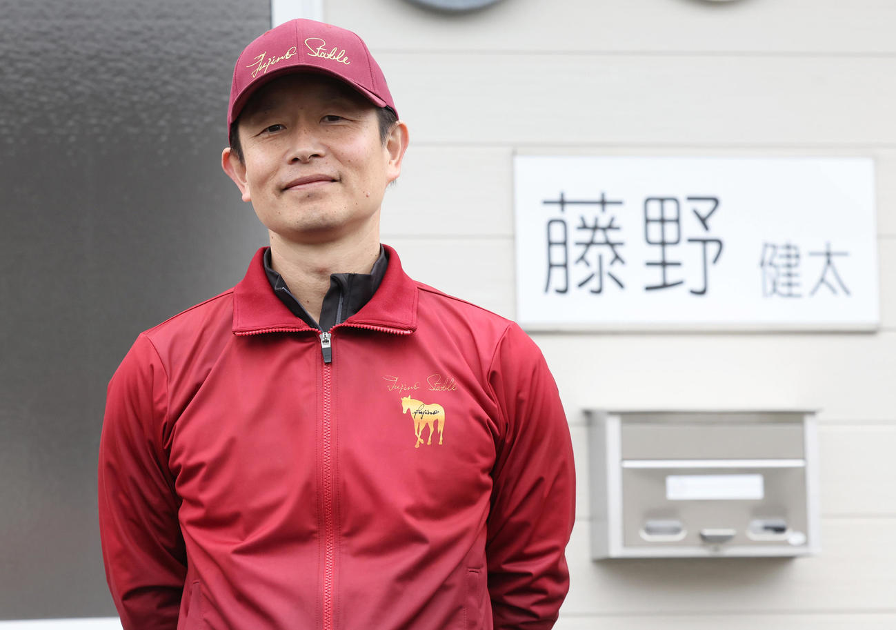 藤野健太調教師（2024年3月6日撮影）