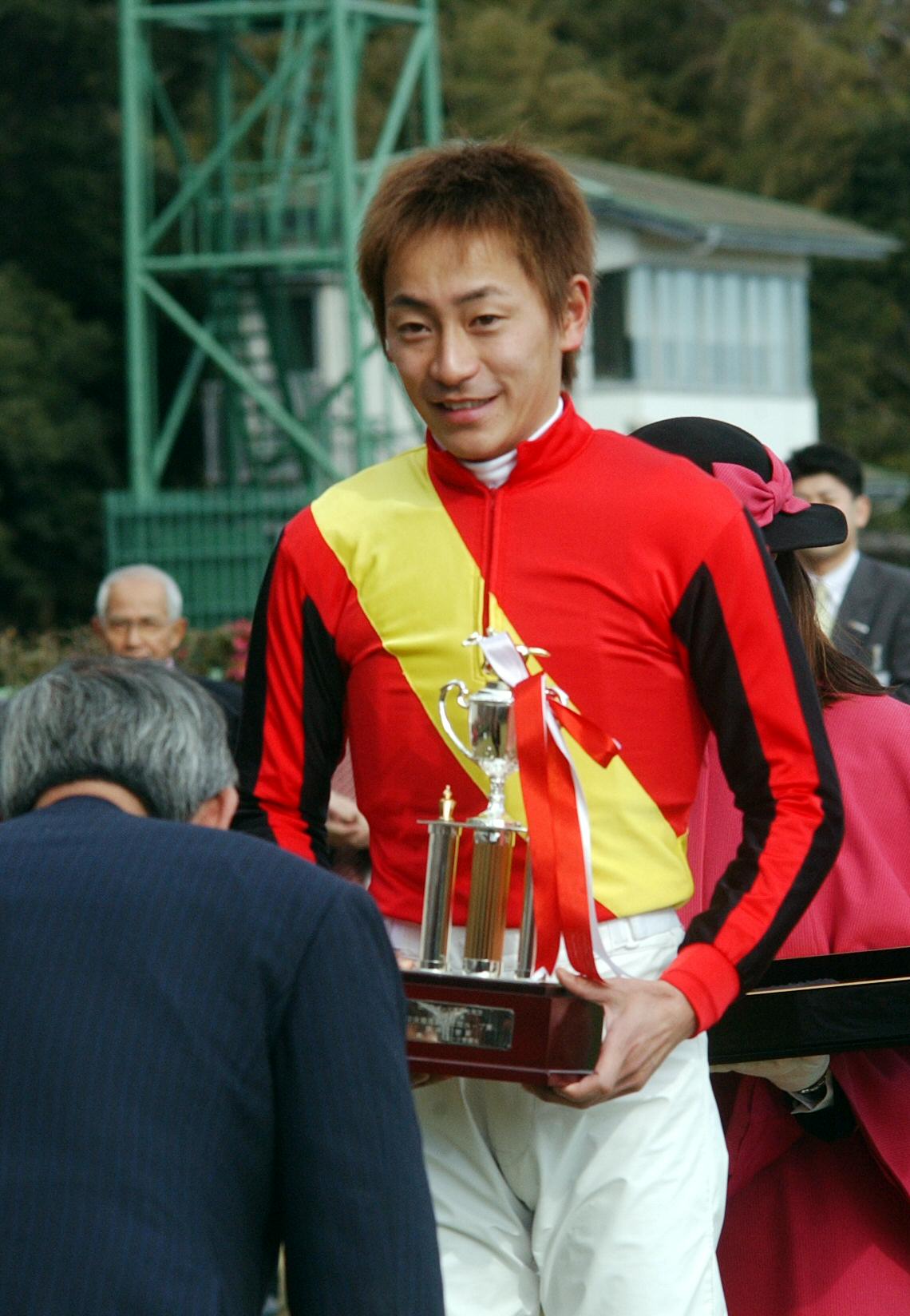 03年1月、日刊スポーツ新聞社制定中央競馬ホープ賞を受賞した勝浦正樹騎手