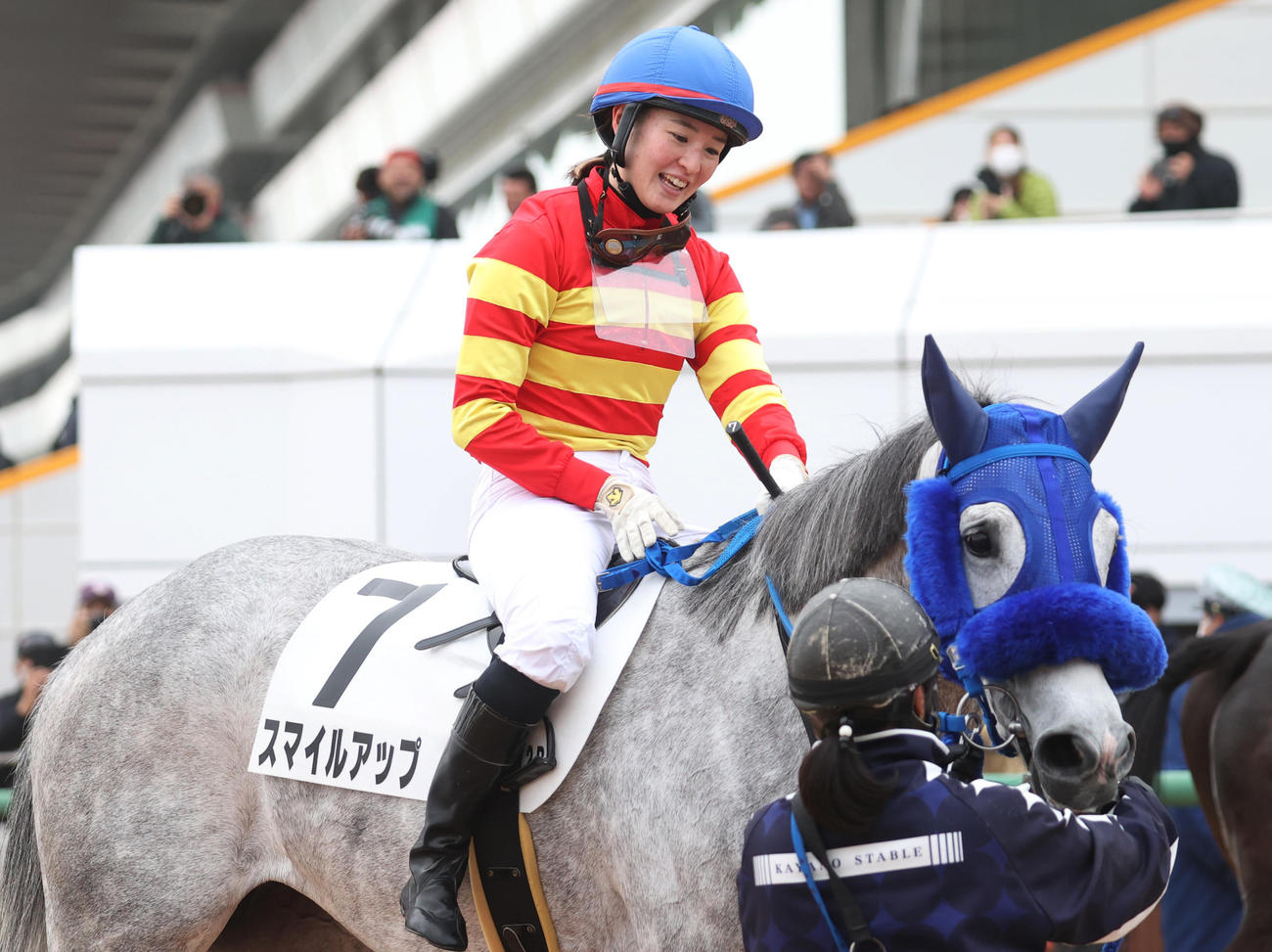 スマイルアップで中山12Rを制し笑顔の藤田菜七子騎手（撮影・柴田隆二）