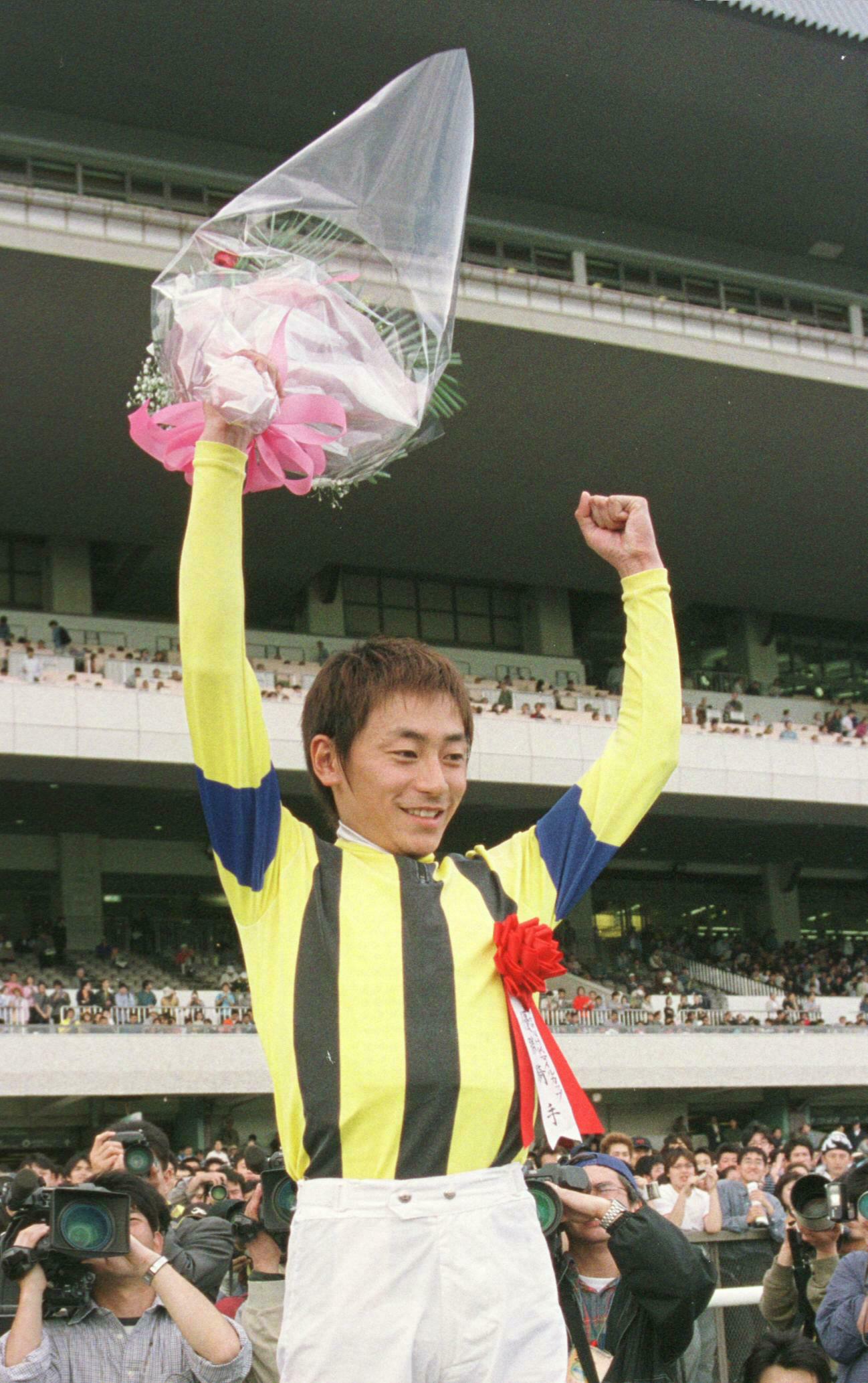 02年NHKマイルCをテレグノシスで制し、G1初勝利の勝浦正樹騎手