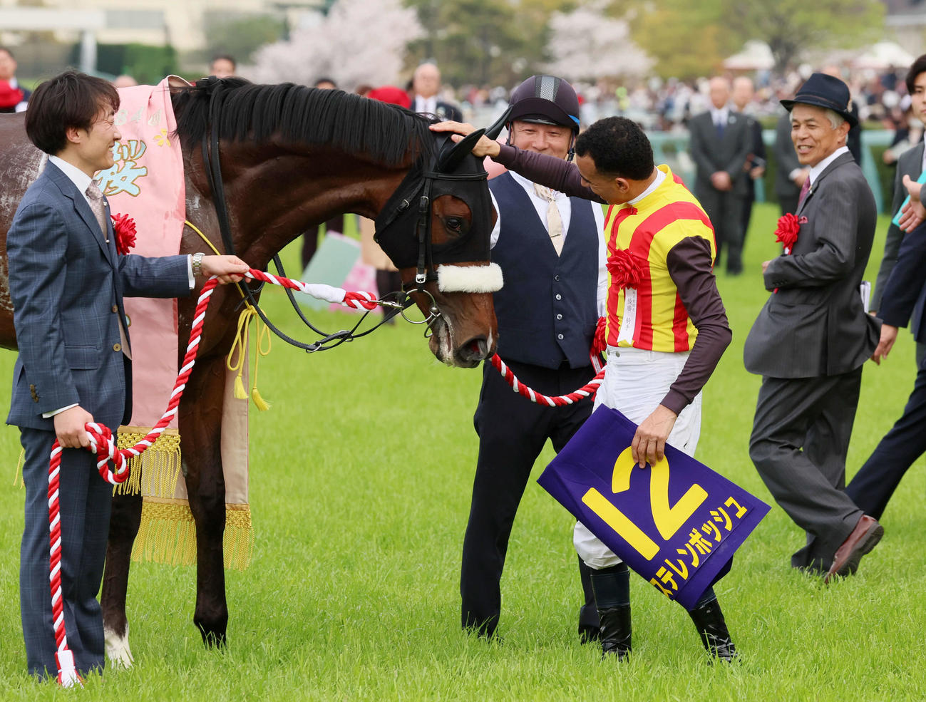 桜花賞を制し、ステレンボッシュの頭をなでてねぎらうJ・モレイラ騎手（撮影・加藤哉）