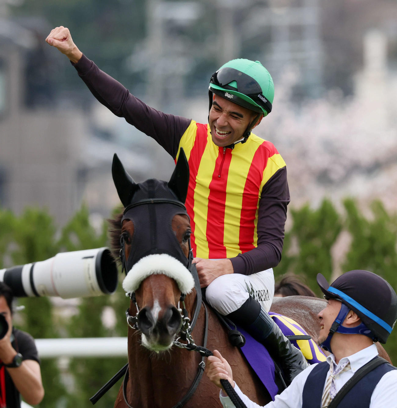 ステレンボッシュで桜花賞を制しガッツポーズを見せるJ・モレイラ騎手（撮影・加藤哉）