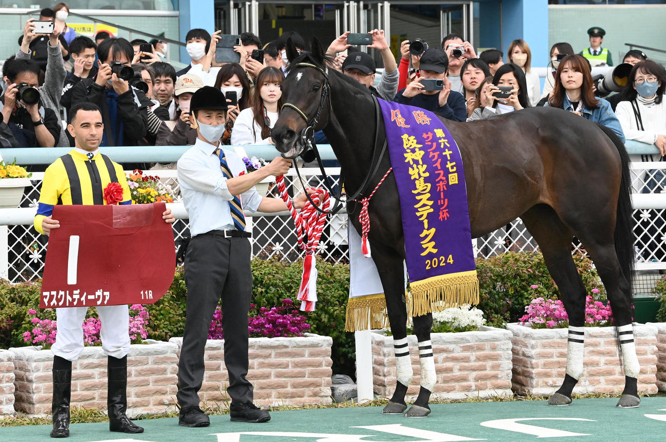 阪神11R、阪神牝馬Sを制したマスクトディーヴァとJ・モレイラ騎手（撮影・前岡正明）