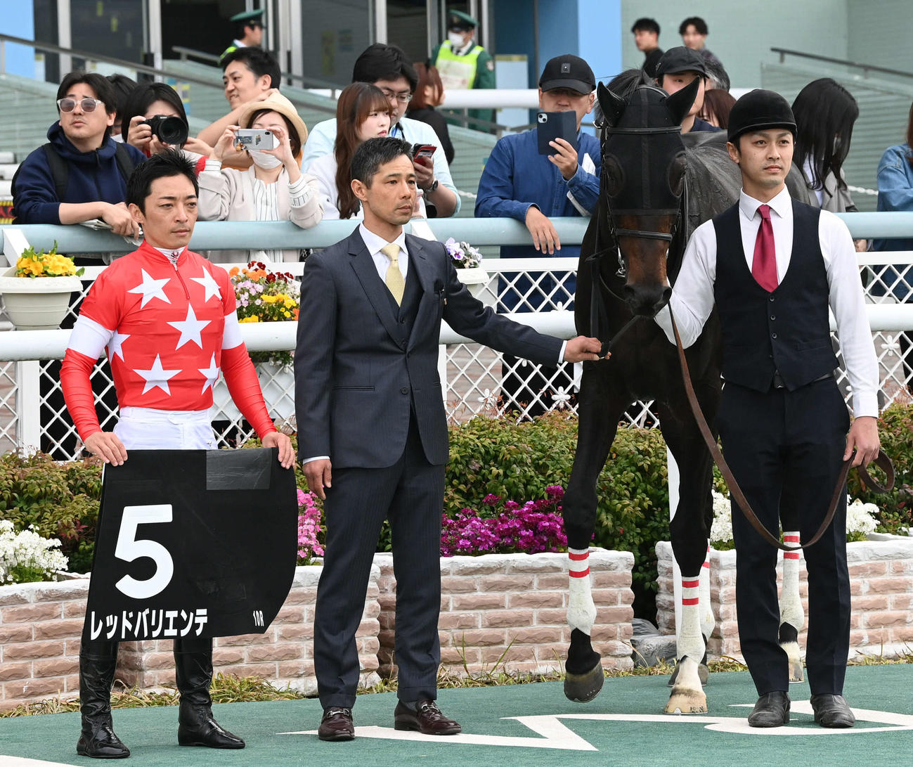 阪神10RでJRA通算400勝を達成した中内田師（中央）（撮影・前岡正明）