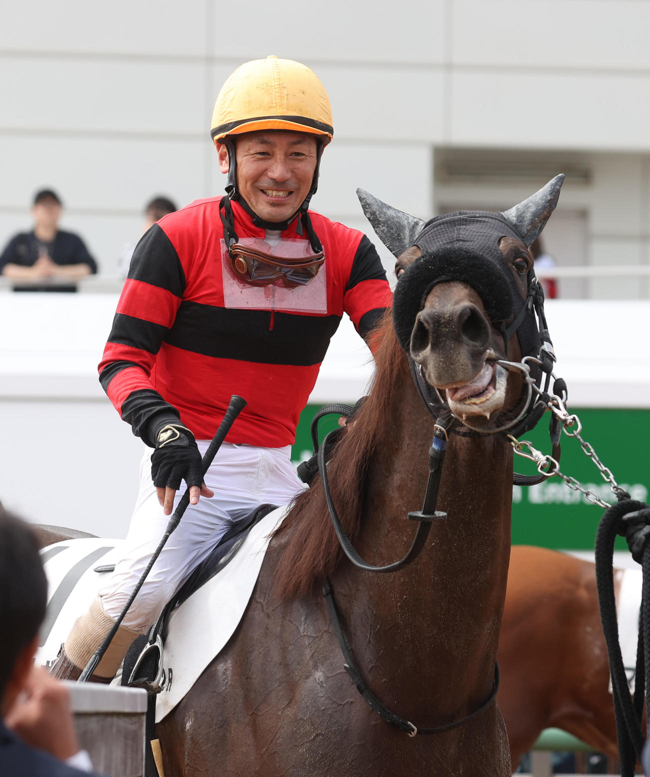 中山2R、引退発表したオウケンシルヴァーの勝浦騎手は勝利に笑顔を見せる（撮影・柴田隆二）